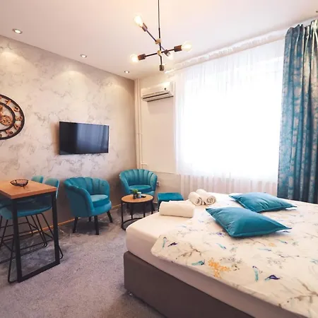 Square Apartment *